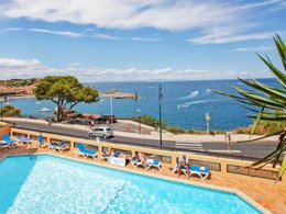 Camping Pas Cher vous présente avec son site Officiel campingpascher.fr, le Village vacances Pierre & Vacances Les Balcons De Collioure classé 3 étoiles, situé sur la commune de Collioure dans le département Pyrénées-orientales (Languedoc Roussillon) en France. Le village vacances Pierre & Vacances Les Balcons De Collioure, vous présente un hébergement de type studio de 25 m² pour 2 personnes avec climatisation et télévision. Le village vacances Pierre & Vacances Les Balcons De Collioure vous propose du sam. 28 février au sam. 07 mars 2026 pour 7 nuits à 440€. Cette location propose 249 dates différentes pour réserver votre séjour. Découvrez également les 3 autres gammes d'hébergements du village vacances. Piscine extérieure, Centre équestre, Court de tennis, Golf, Plongée,... En savoir plus : cliquez-ICI.