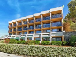 Camping Pas Cher vous présente avec son site Officiel campingpascher.fr, le Village vacances Pierre & Vacances Les Balcons De Collioure classé 3 étoiles, situé sur la commune de Collioure dans le département Pyrénées-orientales (Languedoc Roussillon) en France. Le village vacances Pierre & Vacances Les Balcons De Collioure, vous présente un hébergement de type studio de 20 m² avec climatisation et télévision. Le village vacances Pierre & Vacances Les Balcons De Collioure vous propose du lundi 02 mars au lundi 09 mars 2026 pour 7 nuits à 415€. Cette location propose 255 dates différentes pour réserver votre séjour. Découvrez également les 3 autres gammes d'hébergements du village vacances. Piscine extérieure, Centre équestre, Court de tennis, Golf, Plongée,... En savoir plus : cliquez-ICI.