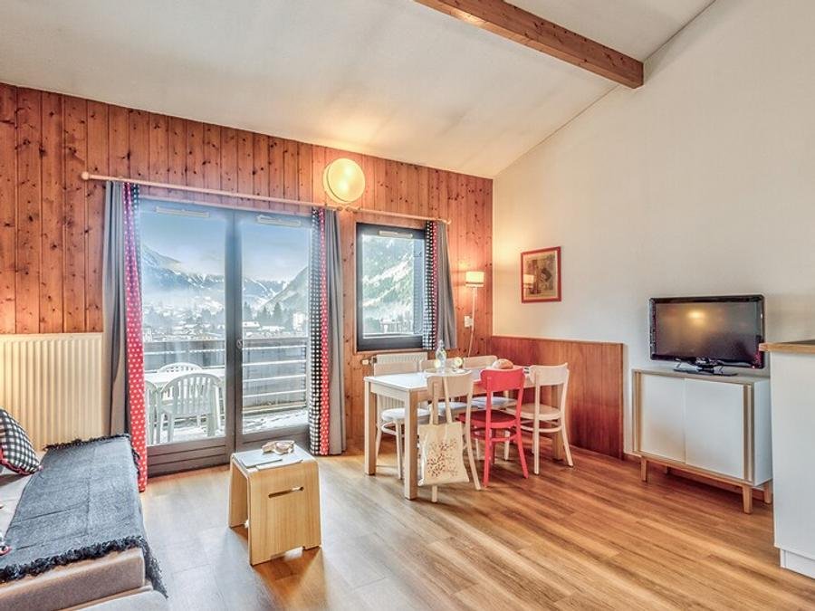 Camping Pas Cher vous présente avec son site Officiel campingpascher.fr, la Résidence Pierre & Vacances La Rivière classé 3 étoiles, située sur la commune de Chamonix Mont Blanc dans le département Haute-savoie (Rhône Alpes) en France. La résidence Pierre & Vacances La Rivière vous propose un hébergement de type appartement de 55 m² pour 1 personne (télévision). L'établissement vous propose 4 autres types d'hébergements. Découvrez tous nos séjours à petits prix dans la commune et aux alentours de Chamonix Mont Blanc du département : Haute-savoie (Rhône Alpes). Court de tennis, Escalade, Ping-pong, Piscine, Randonnée, Boulangerie, Épicerie,... En savoir plus : cliquez-ICI.
