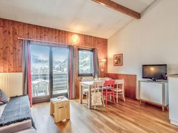 Camping Pas Cher vous présente avec son site Officiel campingpascher.fr, la Résidence Pierre & Vacances La Rivière classé 3 étoiles, située sur la commune de Chamonix Mont Blanc dans le département Haute-savoie (Rhône Alpes) en France. La résidence Pierre & Vacances La Rivière, vous présente un hébergement de type appartement de 55 m² pour 1 personne et télévision. La résidence Pierre & Vacances La Rivière vous propose du dimanche 03 mai au dimanche 10 mai 2026 pour 7 nuits à 849€. Cette location propose 59 dates différentes pour réserver votre séjour. Découvrez également les 4 autres gammes d'hébergements de la résidence. Court de tennis, Escalade, Ping-pong, Piscine, Randonnée, Boulangerie, Épicerie,... En savoir plus : cliquez-ICI.