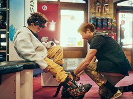 Camping Pas Cher vous présente avec son site Officiel campingpascher.fr, le Village vacances Pierre & Vacances Les Ravines classé 3 étoiles, situé sur la commune de Les Allues dans le département Savoie (Rhône Alpes) en France. Le village vacances Pierre & Vacances Les Ravines, vous présente un hébergement de type studio de 24 m² pour 2 personnes et télévision. Le village vacances Pierre & Vacances Les Ravines vous propose du vendredi 03 juillet au vendredi 10 juillet 2026 pour 7 nuits à 493€. Cette location propose 44 dates différentes pour réserver votre séjour. Découvrez également les 5 autres gammes d'hébergements du village vacances. Piscine chauffée, Piscine couverte, Ping-pong, Piscine, Bar, Restaurant, Supermarché,... En savoir plus : cliquez-ICI.