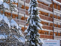 Camping Pas Cher vous présente avec son site Officiel campingpascher.fr, le Village vacances Pierre & Vacances Les Ravines classé 3 étoiles, situé sur la commune de Les Allues dans le département Savoie (Rhône Alpes) en France. Le village vacances Pierre & Vacances Les Ravines, vous présente un hébergement de type studio de 35 m² pour 2 personnes et télévision. Le village vacances Pierre & Vacances Les Ravines vous propose du vendredi 03 juillet au vendredi 10 juillet 2026 pour 7 nuits à 548€. Cette location propose 7 dates différentes pour réserver votre séjour. Découvrez également les 5 autres gammes d'hébergements du village vacances. Piscine chauffée, Piscine couverte, Ping-pong, Piscine, Bar, Restaurant, Supermarché,... En savoir plus : cliquez-ICI.