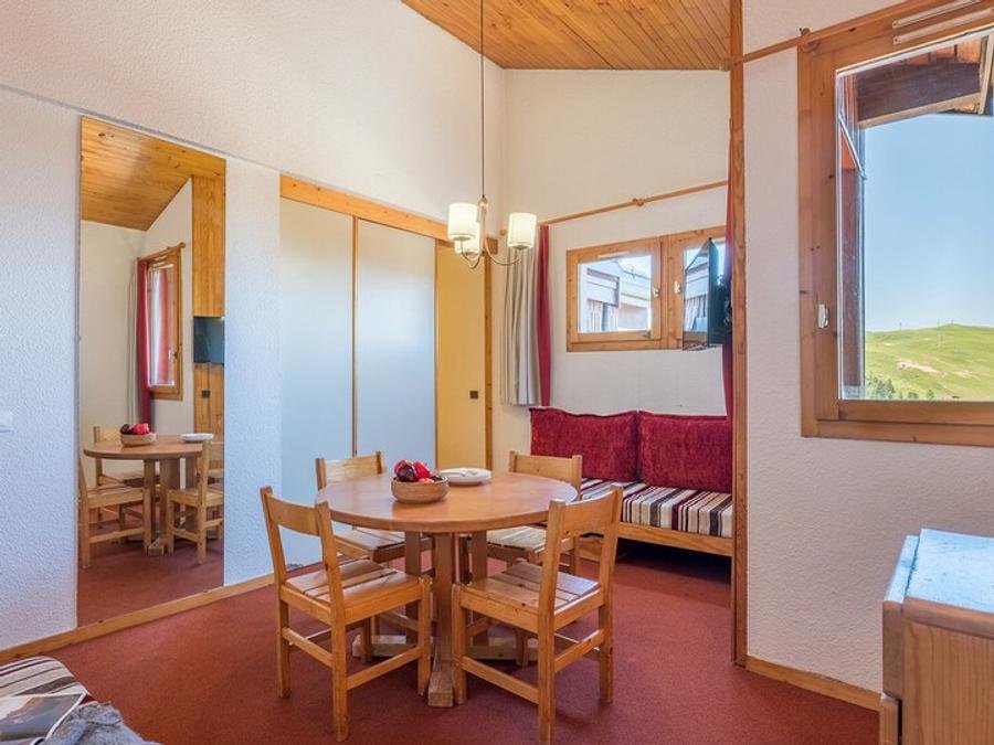Camping Pas Cher vous présente avec son site Officiel campingpascher.fr, la Résidence Pierre & Vacances Émeraude classé 3 étoiles, située sur la commune de Belle Plagne dans le département Savoie (Rhône Alpes) en France. La résidence Pierre & Vacances Émeraude, vous présente un hébergement de type appartement de 37 m² et télévision. La résidence Pierre & Vacances Émeraude vous propose du dimanche 23 août au dimanche 30 août 2026 pour 7 nuits à 346.5€. Cette location propose 8 dates différentes pour réserver votre séjour. Découvrez également les 3 autres gammes d'hébergements de la résidence. Escalade, Salle de fitness,... En savoir plus : cliquez-ICI.
