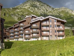Camping Pas Cher vous présente avec son site Officiel campingpascher.fr, la Résidence Pierre & Vacances Émeraude classé 3 étoiles, située sur la commune de Belle Plagne dans le département Savoie (Rhône Alpes) en France. La résidence Pierre & Vacances Émeraude, vous présente un hébergement de type studio de 25 m² et télévision. La résidence Pierre & Vacances Émeraude vous propose du dimanche 05 juillet au dimanche 12 juillet 2026 pour 7 nuits à 307.65€. Cette location propose 5 dates différentes pour réserver votre séjour. Découvrez également les 3 autres gammes d'hébergements de la résidence. Escalade, Salle de fitness,... En savoir plus : cliquez-ICI.