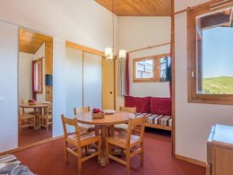 Camping Pas Cher vous présente avec son site Officiel campingpascher.fr, la Résidence Pierre & Vacances Émeraude classé 3 étoiles, située sur la commune de Belle Plagne dans le département Savoie (Rhône Alpes) en France. La résidence Pierre & Vacances Émeraude, vous présente un hébergement de type appartement de 37 m² et télévision. La résidence Pierre & Vacances Émeraude vous propose du dimanche 23 août au dimanche 30 août 2026 pour 7 nuits à 346.5€. Cette location propose 10 dates différentes pour réserver votre séjour. Découvrez également les 2 autres gammes d'hébergements de la résidence. Escalade, Salle de fitness,... En savoir plus : cliquez-ICI.