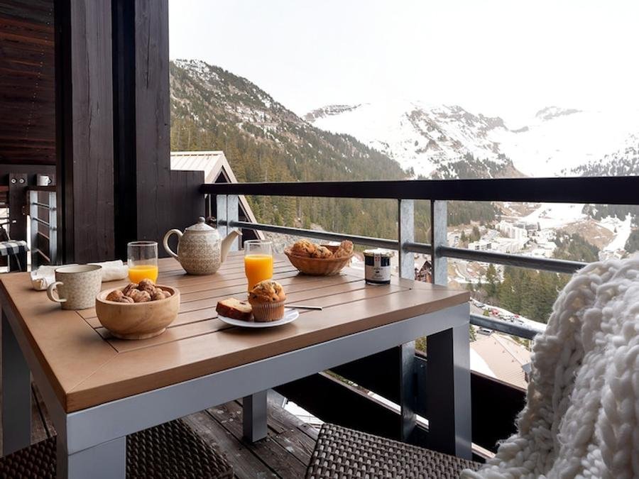 Camping Pas Cher vous présente avec son site Officiel campingpascher.fr, la Résidence Pierre & Vacances Premium Les Terrasses D'Hélios classé 5 étoiles, située sur la commune de Flaine dans le département Haute-savoie (Rhône Alpes) en France. La résidence Pierre & Vacances Premium Les Terrasses D'Hélios vous propose un hébergement de type appartement de 54 m² (télévision). L'établissement vous propose 6 autres types d'hébergements. Découvrez tous nos séjours à petits prix dans la commune et aux alentours de Flaine du département : Haute-savoie (Rhône Alpes). Piscine chauffée, Piscine couverte, Animation enfants, Golf, Piscine, Restaurant,... En savoir plus : cliquez-ICI.