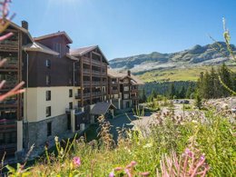 Camping Pas Cher vous présente avec son site Officiel campingpascher.fr, la Résidence Pierre & Vacances Premium Les Terrasses D'Hélios classé 5 étoiles, située sur la commune de Flaine dans le département Haute-savoie (Rhône Alpes) en France. La résidence Pierre & Vacances Premium Les Terrasses D'Hélios vous propose un hébergement de type appartement de 54 m² (télévision). L'établissement vous propose 6 autres types d'hébergements. Découvrez tous nos séjours à petits prix dans la commune et aux alentours de Flaine du département : Haute-savoie (Rhône Alpes). Piscine chauffée, Piscine couverte, Animation enfants, Golf, Piscine, Restaurant,... En savoir plus : cliquez-ICI.