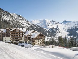 Camping Pas Cher vous présente avec son site Officiel campingpascher.fr, la Résidence Pierre & Vacances Premium Les Terrasses D'Hélios classé 5 étoiles, située sur la commune de Flaine dans le département Haute-savoie (Rhône Alpes) en France. La résidence Pierre & Vacances Premium Les Terrasses D'Hélios, vous présente un hébergement de type appartement de 35 m² et télévision. La résidence Pierre & Vacances Premium Les Terrasses D'Hélios vous propose du dimanche 12 avril au dimanche 19 avril 2026 pour 7 nuits à 917€. Cette location propose 6 dates différentes pour réserver votre séjour. Découvrez également les 6 autres gammes d'hébergements de la résidence. Piscine chauffée, Piscine couverte, Animation enfants, Golf, Piscine, Restaurant,... En savoir plus : cliquez-ICI.