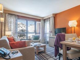 Camping Pas Cher vous présente avec son site Officiel campingpascher.fr, la Résidence Pierre & Vacances Premium Les Terrasses D'Hélios classé 5 étoiles, située sur la commune de Flaine dans le département Haute-savoie (Rhône Alpes) en France. La résidence Pierre & Vacances Premium Les Terrasses D'Hélios, vous présente un hébergement de type appartement de 50 m² et télévision. La résidence Pierre & Vacances Premium Les Terrasses D'Hélios vous propose du sam. 22 août au sam. 29 août 2026 pour 7 nuits à 847€. Cette location propose 42 dates différentes pour réserver votre séjour. Découvrez également les 6 autres gammes d'hébergements de la résidence. Piscine chauffée, Piscine couverte, Animation enfants, Golf, Piscine, Restaurant,... En savoir plus : cliquez-ICI.