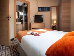 Camping Pas Cher vous présente avec son site Officiel campingpascher.fr, la Résidence Pierre & Vacances Premium Les Terrasses D'Hélios classé 5 étoiles, située sur la commune de Flaine dans le département Haute-savoie (Rhône Alpes) en France. La résidence Pierre & Vacances Premium Les Terrasses D'Hélios, vous présente un hébergement de type appartement de 54 m² et télévision. La résidence Pierre & Vacances Premium Les Terrasses D'Hélios vous propose du sam. 22 août au sam. 29 août 2026 pour 7 nuits à 1011€. Cette location propose 18 dates différentes pour réserver votre séjour. Découvrez également les 6 autres gammes d'hébergements de la résidence. Piscine chauffée, Piscine couverte, Animation enfants, Golf, Piscine, Restaurant,... En savoir plus : cliquez-ICI.