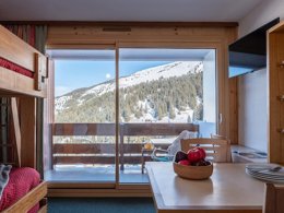 Camping Pas Cher vous présente avec son site Officiel campingpascher.fr, la Résidence Pierre & Vacances Les Bleuets classé 3 étoiles, située sur la commune de Les Allues dans le département Savoie (Rhône Alpes) en France. La résidence Pierre & Vacances Les Bleuets, vous présente un hébergement de type studio de 14 m² pour 1 personne et télévision. La résidence Pierre & Vacances Les Bleuets vous propose du dimanche 12 avril au dimanche 19 avril 2026 pour 7 nuits à 313.5€. Cette location propose 1 dates différentes pour réserver votre séjour. Découvrez également les 7 autres gammes d'hébergements de la résidence. Piscine chauffée, Piscine extérieure, Baby-foot, Court de tennis, Escalade, Ping-pong, Piscine, Épicerie,... En savoir plus : cliquez-ICI.