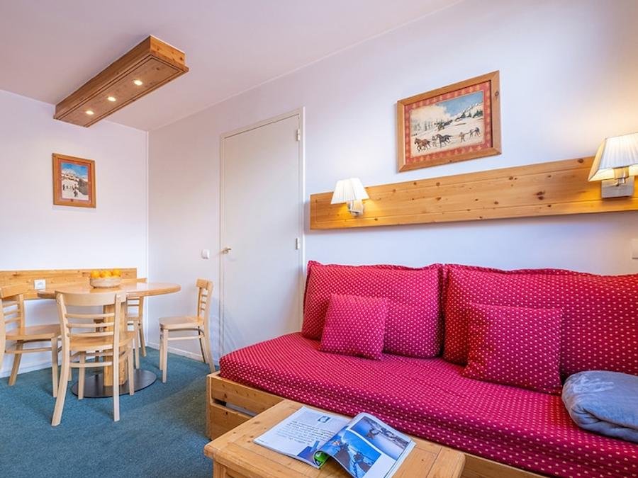Camping Pas Cher vous présente avec son site Officiel campingpascher.fr, la Résidence Pierre & Vacances Le Peillon classé 3 étoiles, située sur la commune de Les Allues dans le département Savoie (Rhône Alpes) en France. La résidence Pierre & Vacances Le Peillon, vous présente un hébergement de type appartement de 30 m² pour 1 personne et télévision. La résidence Pierre & Vacances Le Peillon vous propose du dimanche 11 avril au dimanche 18 avril 2027 pour 7 nuits à 689.7€. Cette location propose 5 dates différentes pour réserver votre séjour. Découvrez également les 5 autres gammes d'hébergements de la résidence. Piscine chauffée, Piscine couverte, Escalade, Ping-pong, Épicerie,... En savoir plus : cliquez-ICI.