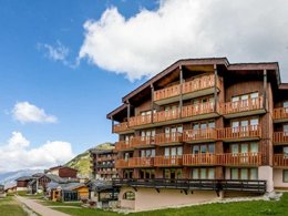 Camping Pas Cher vous présente avec son site Officiel campingpascher.fr, la Résidence Pierre & Vacances Les Constellations classé 3 étoiles, située sur la commune de La Plagne Tarentaise dans le département Savoie (Rhône Alpes) en France. La résidence Pierre & Vacances Les Constellations, vous présente un hébergement de type appartement de 21 m² pour 2 personnes et télévision. La résidence Pierre & Vacances Les Constellations vous propose du sam. 15 août au sam. 22 août 2026 pour 7 nuits à 456€. Cette location propose 23 dates différentes pour réserver votre séjour. Découvrez également les 3 autres gammes d'hébergements de la résidence. Animation enfants,... En savoir plus : cliquez-ICI.