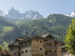 Camping Pas Cher vous présente avec son site Officiel campingpascher.fr, la Résidence Pierre & Vacances Premium La Ginabelle classé 4 étoiles, située sur la commune de Chamonix Mont Blanc dans le département Haute-savoie (Rhône Alpes) en France. La résidence Pierre & Vacances Premium La Ginabelle, vous présente un hébergement de type appartement de 37 m² et télévision. La résidence Pierre & Vacances Premium La Ginabelle vous propose du lundi 04 mai au lundi 11 mai 2026 pour 7 nuits à 728€. Cette location propose 121 dates différentes pour réserver votre séjour. Découvrez également les 3 autres gammes d'hébergements de la résidence. Piscine chauffée, Piscine couverte,... En savoir plus : cliquez-ICI.