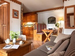 Camping Pas Cher vous présente avec son site Officiel campingpascher.fr, la Résidence Pierre & Vacances Premium La Ginabelle classé 4 étoiles, située sur la commune de Chamonix Mont Blanc dans le département Haute-savoie (Rhône Alpes) en France. La résidence Pierre & Vacances Premium La Ginabelle, vous présente un hébergement de type appartement de 37 m² et télévision. La résidence Pierre & Vacances Premium La Ginabelle vous propose du lundi 04 mai au lundi 11 mai 2026 pour 7 nuits à 728€. Cette location propose 121 dates différentes pour réserver votre séjour. Découvrez également les 3 autres gammes d'hébergements de la résidence. Piscine chauffée, Piscine couverte,... En savoir plus : cliquez-ICI.