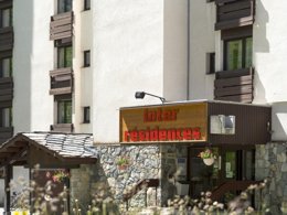 Camping Pas Cher vous présente avec son site Officiel campingpascher.fr, le Village vacances Pierre & Vacances Inter-Résidences classé 3 étoiles, situé sur la commune de Tignes dans le département Savoie (Rhône Alpes) en France. Le village vacances Pierre & Vacances Inter-Résidences, vous présente un hébergement de type studio de 16 m² pour 1 personne et télévision. Le village vacances Pierre & Vacances Inter-Résidences vous propose du dimanche 21 juin au dimanche 28 juin 2026 pour 7 nuits à 336.35€. Cette location propose 10 dates différentes pour réserver votre séjour. Découvrez également les 4 autres gammes d'hébergements du village vacances. Piscine chauffée, Piscine couverte, Ping-pong, Piscine,... En savoir plus : cliquez-ICI.