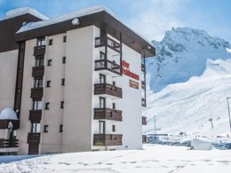 Camping Pas Cher vous présente avec son site Officiel campingpascher.fr, le Village vacances Pierre & Vacances Inter-Résidences classé 3 étoiles, situé sur la commune de Tignes dans le département Savoie (Rhône Alpes) en France. Le village vacances Pierre & Vacances Inter-Résidences, vous présente un hébergement de type studio de 26 m² pour 1 personne et télévision. Le village vacances Pierre & Vacances Inter-Résidences vous propose du dimanche 21 juin au dimanche 28 juin 2026 pour 7 nuits à 368.55€. Cette location propose 19 dates différentes pour réserver votre séjour. Découvrez également les 4 autres gammes d'hébergements du village vacances. Piscine chauffée, Piscine couverte, Ping-pong, Piscine,... En savoir plus : cliquez-ICI.