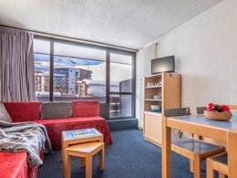 Camping Pas Cher vous présente avec son site Officiel campingpascher.fr, le Village vacances Pierre & Vacances Inter-Résidences classé 3 étoiles, situé sur la commune de Tignes dans le département Savoie (Rhône Alpes) en France. Le village vacances Pierre & Vacances Inter-Résidences, vous présente un hébergement de type studio de 26 m² pour 1 personne et télévision. Le village vacances Pierre & Vacances Inter-Résidences vous propose du sam. 20 juin au sam. 27 juin 2026 pour 7 nuits à 368.55€. Cette location propose 13 dates différentes pour réserver votre séjour. Découvrez également les 4 autres gammes d'hébergements du village vacances. Piscine chauffée, Piscine couverte, Ping-pong, Piscine,... En savoir plus : cliquez-ICI.