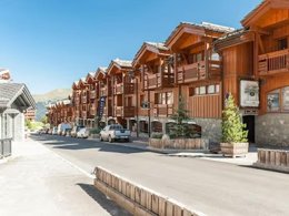 Camping Pas Cher vous présente avec son site Officiel campingpascher.fr, la Résidence Pierre & Vacances Premium Les Chalets Du Forum classé 4 étoiles, située sur la commune de Courchevel dans le département Savoie (Rhône Alpes) en France. La résidence Pierre & Vacances Premium Les Chalets Du Forum vous propose un hébergement de type appartement de 36 m² (télévision). L'établissement vous propose 6 autres types d'hébergements. Découvrez tous nos séjours à petits prix dans la commune et aux alentours de Courchevel du département : Savoie (Rhône Alpes). Épicerie,... En savoir plus : cliquez-ICI.