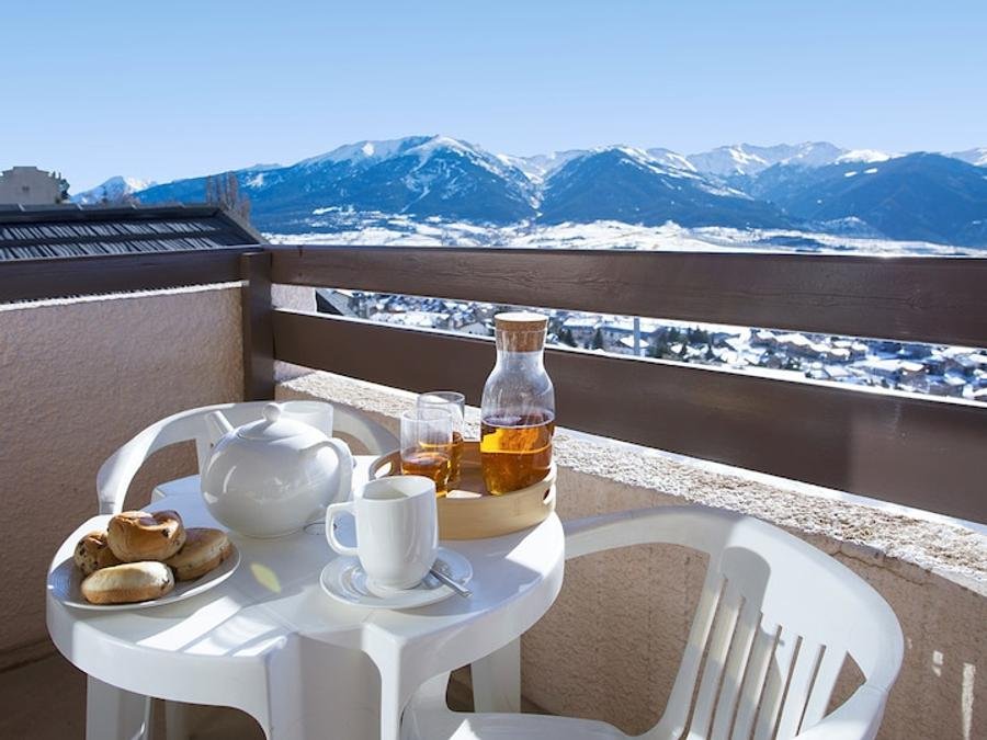 Camping Pas Cher vous présente avec son site Officiel campingpascher.fr, la Résidence Pierre & Vacances Le Pédrou classé 3 étoiles, située sur la commune de Font Romeu Odeillo Via dans le département Pyrénées-orientales (Languedoc Roussillon) en France. La résidence Pierre & Vacances Le Pédrou, vous présente un hébergement de type studio de 25 m² pour 2 personnes et télévision. La résidence Pierre & Vacances Le Pédrou vous propose du sam. 06 juin au sam. 13 juin 2026 pour 7 nuits à 405€. Cette location propose 169 dates différentes pour réserver votre séjour. Découvrez également les 6 autres gammes d'hébergements de la résidence. Bar,... En savoir plus : cliquez-ICI.