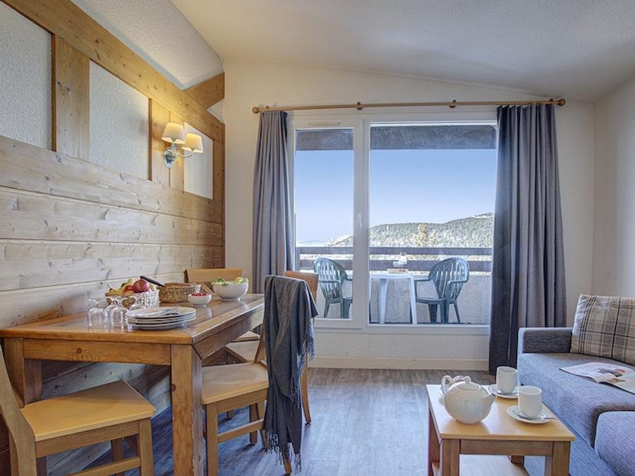 Camping Pas Cher vous présente avec son site Officiel campingpascher.fr, la Résidence Pierre & Vacances Le Pédrou classé 3 étoiles, située sur la commune de Font Romeu Odeillo Via dans le département Pyrénées-orientales (Languedoc Roussillon) en France. La résidence Pierre & Vacances Le Pédrou, vous présente un hébergement de type studio de 25 m² pour 2 personnes et télévision. La résidence Pierre & Vacances Le Pédrou vous propose du sam. 06 juin au sam. 13 juin 2026 pour 7 nuits à 377€. Cette location propose 173 dates différentes pour réserver votre séjour. Découvrez également les 6 autres gammes d'hébergements de la résidence. Bar,... En savoir plus : cliquez-ICI.