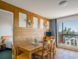 Camping Pas Cher vous présente avec son site Officiel campingpascher.fr, la Résidence Pierre & Vacances Le Pédrou classé 3 étoiles, située sur la commune de Font Romeu Odeillo Via dans le département Pyrénées-orientales (Languedoc Roussillon) en France. La résidence Pierre & Vacances Le Pédrou, vous présente un hébergement de type appartement de 35 m² pour 2 personnes et télévision. La résidence Pierre & Vacances Le Pédrou vous propose du dimanche 06 septembre au dimanche 13 septembre 2026 pour 7 nuits à 501€. Cette location propose 147 dates différentes pour réserver votre séjour. Découvrez également les 6 autres gammes d'hébergements de la résidence. Bar,... En savoir plus : cliquez-ICI.