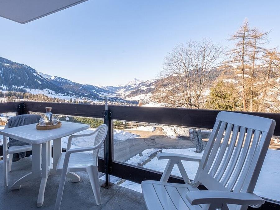Camping Pas Cher vous présente avec son site Officiel campingpascher.fr, la Résidence Pierre & Vacances Le Mont D'Arbois classé 3 étoiles, située sur la commune de Megeve dans le département Haute-savoie (Rhône Alpes) en France. La résidence Pierre & Vacances Le Mont D'Arbois vous propose un hébergement de type studio de 26 m² pour 1 personne. L'établissement vous propose 10 autres types d'hébergements. Découvrez tous nos séjours à petits prix dans la commune et aux alentours de Megeve du département : Haute-savoie (Rhône Alpes). Piscine chauffée, Piscine couverte, Escalade, Ping-pong, Randonnée, Bar, Restaurant,... En savoir plus : cliquez-ICI.