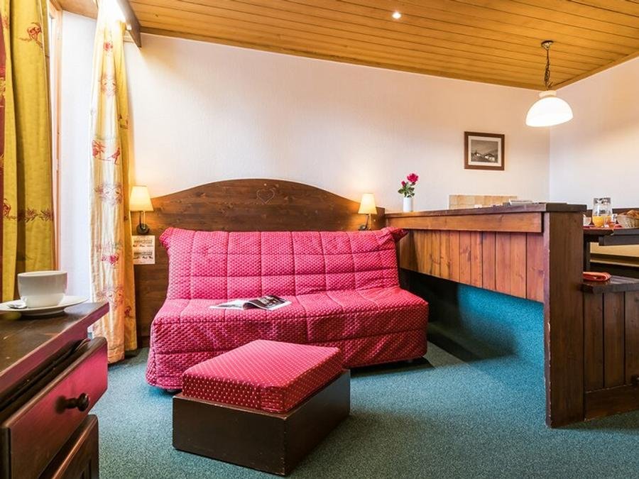 Camping Pas Cher vous présente avec son site Officiel campingpascher.fr, le Village vacances Pierre & Vacances Le Mont D'Arbois classé 3 étoiles, situé sur la commune de Megeve dans le département Haute-savoie (Rhône Alpes) en France. Le village vacances Pierre & Vacances Le Mont D'Arbois vous propose un hébergement de type appartement de 40 m² pour 1 personne. L'établissement vous propose 11 autres types d'hébergements. Découvrez tous nos séjours à petits prix dans la commune et aux alentours de Megeve du département : Haute-savoie (Rhône Alpes). Piscine chauffée, Piscine couverte, Escalade, Ping-pong, Randonnée, Bar, Restaurant,... En savoir plus : cliquez-ICI.