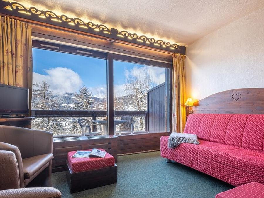 Camping Pas Cher vous présente avec son site Officiel campingpascher.fr, la Résidence Pierre & Vacances Le Mont D'Arbois classé 3 étoiles, située sur la commune de Megeve dans le département Haute-savoie (Rhône Alpes) en France. La résidence Pierre & Vacances Le Mont D'Arbois vous propose un hébergement de type appartement de 56 m². L'établissement vous propose 12 autres types d'hébergements. Découvrez tous nos séjours à petits prix dans la commune et aux alentours de Megeve du département : Haute-savoie (Rhône Alpes). Piscine chauffée, Piscine couverte, Escalade, Ping-pong, Randonnée, Bar, Restaurant,... En savoir plus : cliquez-ICI.