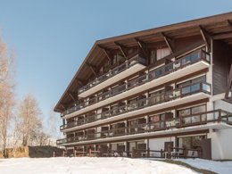 Camping Pas Cher vous présente avec son site Officiel campingpascher.fr, la Résidence Pierre & Vacances Le Mont D'Arbois classé 3 étoiles, située sur la commune de Megeve dans le département Haute-savoie (Rhône Alpes) en France. La résidence Pierre & Vacances Le Mont D'Arbois, vous présente un hébergement de type studio de 26 m² pour 1 personne. La résidence Pierre & Vacances Le Mont D'Arbois vous propose du dimanche 22 mars au dimanche 29 mars 2026 pour 7 nuits à 388.3€. Cette location propose 7 dates différentes pour réserver votre séjour. Découvrez également les 11 autres gammes d'hébergements de la résidence. Piscine chauffée, Piscine couverte, Escalade, Ping-pong, Randonnée, Bar, Restaurant,... En savoir plus : cliquez-ICI.