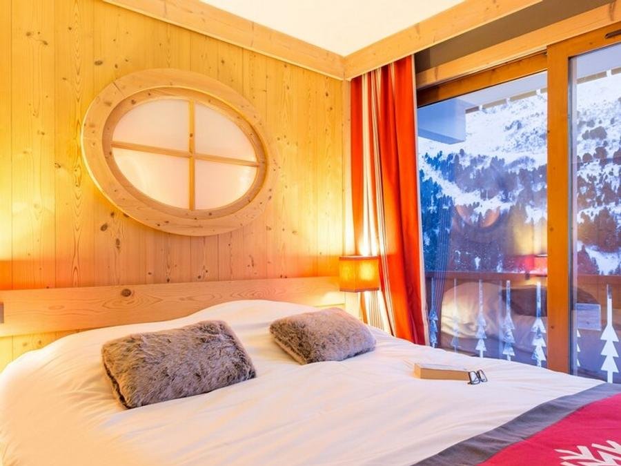 Camping Pas Cher vous présente avec son site Officiel campingpascher.fr, la Résidence Pierre & Vacances Premium Les Crêts classé 4 étoiles, située sur la commune de Meribel Mottaret dans le département Savoie (Rhône Alpes) en France. La résidence Pierre & Vacances Premium Les Crêts vous propose un hébergement de type appartement de 60 m² (télévision). L'établissement vous propose 7 autres types d'hébergements. Découvrez tous nos séjours à petits prix dans la commune et aux alentours de Meribel Mottaret du département : Savoie (Rhône Alpes). Canyoning, Centre équestre, Escalade, Piscine, Randonnée, Salle de fitness, Boulangerie, Épicerie,... En savoir plus : cliquez-ICI.