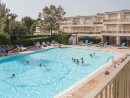 Camping Pas Cher vous présente avec son site Officiel campingpascher.fr, la Résidence Pierre & Vacances La Corniche D'Or classé 3 étoiles, située sur la commune de Saint Raphaël dans le département Var (Provence Alpes Côte D'azur) en France. La résidence Pierre & Vacances La Corniche D'Or, vous présente un hébergement de type appartement de 24 m² et télévision. La résidence Pierre & Vacances La Corniche D'Or vous propose du dimanche 27 septembre au dimanche 04 octobre 2026 pour 7 nuits à 462€. Cette location propose 8 dates différentes pour réserver votre séjour. Découvrez également les 8 autres gammes d'hébergements de la résidence. Piscine extérieure, Centre équestre, Court de tennis, Golf, Ping-pong, Plongée, Pétanque, Épicerie,... En savoir plus : cliquez-ICI.