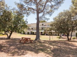 Camping Pas Cher vous présente avec son site Officiel campingpascher.fr, la Résidence Pierre & Vacances La Corniche D'Or classé 3 étoiles, située sur la commune de Saint Raphaël dans le département Var (Provence Alpes Côte D'azur) en France. La résidence Pierre & Vacances La Corniche D'Or, vous présente un hébergement de type appartement de 35 m² et télévision. La résidence Pierre & Vacances La Corniche D'Or vous propose du dimanche 04 octobre au dimanche 11 octobre 2026 pour 7 nuits à 519.2€. Cette location propose 1 dates différentes pour réserver votre séjour. Découvrez également les 8 autres gammes d'hébergements de la résidence. Piscine extérieure, Centre équestre, Court de tennis, Golf, Ping-pong, Plongée, Pétanque, Épicerie,... En savoir plus : cliquez-ICI.