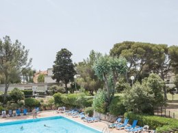 Camping Pas Cher vous présente avec son site Officiel campingpascher.fr, la Résidence Pierre & Vacances La Corniche D'Or classé 3 étoiles, située sur la commune de Saint Raphaël dans le département Var (Provence Alpes Côte D'azur) en France. La résidence Pierre & Vacances La Corniche D'Or, vous présente un hébergement de type appartement de 35 m² et télévision. La résidence Pierre & Vacances La Corniche D'Or vous propose du sam. 26 septembre au sam. 03 octobre 2026 pour 7 nuits à 511.5€. Cette location propose 14 dates différentes pour réserver votre séjour. Découvrez également les 8 autres gammes d'hébergements de la résidence. Piscine extérieure, Centre équestre, Court de tennis, Golf, Ping-pong, Plongée, Pétanque, Épicerie,... En savoir plus : cliquez-ICI.