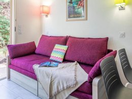 Camping Pas Cher vous présente avec son site Officiel campingpascher.fr, la Résidence Pierre & Vacances La Corniche D'Or classé 3 étoiles, située sur la commune de Saint Raphaël dans le département Var (Provence Alpes Côte D'azur) en France. La résidence Pierre & Vacances La Corniche D'Or, vous présente un hébergement de type appartement de 35 m² et télévision. La résidence Pierre & Vacances La Corniche D'Or vous propose du dimanche 04 octobre au dimanche 11 octobre 2026 pour 7 nuits à 519.2€. Cette location propose 1 dates différentes pour réserver votre séjour. Découvrez également les 8 autres gammes d'hébergements de la résidence. Piscine extérieure, Centre équestre, Court de tennis, Golf, Ping-pong, Plongée, Pétanque, Épicerie,... En savoir plus : cliquez-ICI.