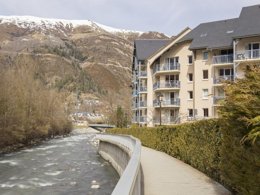 Camping Pas Cher vous présente avec son site Officiel campingpascher.fr, la Résidence Pierre & Vacances Les Rives De L'Aure classé 3 étoiles, située sur la commune de Saint Lary Soulan dans le département Hautes-pyrénées (Midi Pyrénées) en France. La résidence Pierre & Vacances Les Rives De L'Aure, vous présente un hébergement de type studio de 32 m² pour 1 personne et télévision. La résidence Pierre & Vacances Les Rives De L'Aure vous propose du vendredi 23 octobre au vendredi 30 octobre 2026 pour 7 nuits à 413€. Cette location propose 191 dates différentes pour réserver votre séjour. Découvrez également les 3 autres gammes d'hébergements de la résidence. Piscine extérieure, Court de tennis, Tir à l’arc, Boulangerie, Restaurant, Épicerie,... En savoir plus : cliquez-ICI.