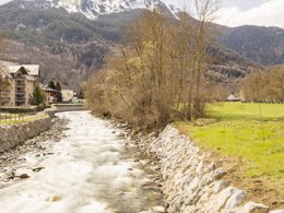 Camping Pas Cher vous présente avec son site Officiel campingpascher.fr, la Résidence Pierre & Vacances Les Rives De L'Aure classé 3 étoiles, située sur la commune de Saint Lary Soulan dans le département Hautes-pyrénées (Midi Pyrénées) en France. La résidence Pierre & Vacances Les Rives De L'Aure, vous présente un hébergement de type studio de 32 m² pour 1 personne et télévision. La résidence Pierre & Vacances Les Rives De L'Aure vous propose du lundi 08 juin au lundi 15 juin 2026 pour 7 nuits à 388€. Cette location propose 224 dates différentes pour réserver votre séjour. Découvrez également les 3 autres gammes d'hébergements de la résidence. Piscine extérieure, Court de tennis, Tir à l’arc, Boulangerie, Restaurant, Épicerie,... En savoir plus : cliquez-ICI.