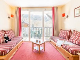 Camping Pas Cher vous présente avec son site Officiel campingpascher.fr, la Résidence Pierre & Vacances Les Rives De L'Aure classé 3 étoiles, située sur la commune de Saint Lary Soulan dans le département Hautes-pyrénées (Midi Pyrénées) en France. La résidence Pierre & Vacances Les Rives De L'Aure, vous présente un hébergement de type studio de 32 m² pour 1 personne et télévision. La résidence Pierre & Vacances Les Rives De L'Aure vous propose du lundi 08 juin au lundi 15 juin 2026 pour 7 nuits à 388€. Cette location propose 224 dates différentes pour réserver votre séjour. Découvrez également les 3 autres gammes d'hébergements de la résidence. Piscine extérieure, Court de tennis, Tir à l’arc, Boulangerie, Restaurant, Épicerie,... En savoir plus : cliquez-ICI.