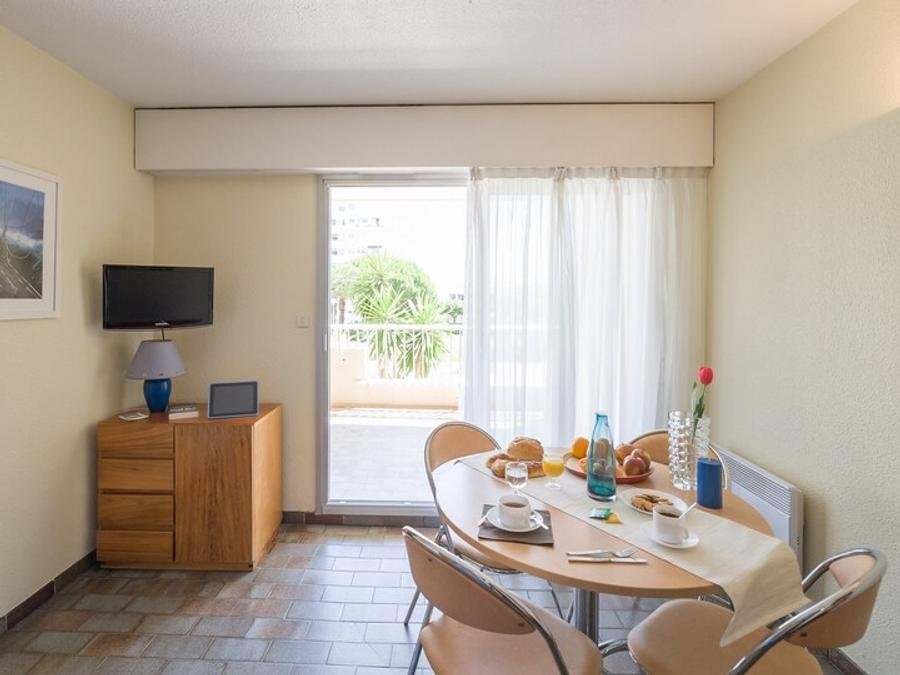 Camping Pas Cher vous présente avec son site Officiel campingpascher.fr, la Résidence Pierre & Vacances Le Port classé 3 étoiles, située sur la commune de Hyères dans le département Var (Provence Alpes Côte D'azur) en France. La résidence Pierre & Vacances Le Port, vous présente un hébergement de type studio de 23 m² pour 1 personne et télévision. La résidence Pierre & Vacances Le Port vous propose du jeudi 08 octobre au jeudi 15 octobre 2026 pour 7 nuits à 309.1€. Cette location propose 13 dates différentes pour réserver votre séjour. Découvrez également les 3 autres gammes d'hébergements de la résidence. Centre équestre, Golf, Voile, Épicerie,... En savoir plus : cliquez-ICI.
