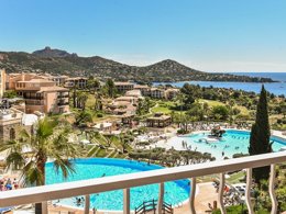 Camping Pas Cher vous présente avec son site Officiel campingpascher.fr, le Village vacances Pierre & Vacances Hôtel De L'Esterel classé 3 étoiles, situé sur la commune de Agay dans le département Var (Provence Alpes Côte D'azur) en France. Le village vacances Pierre & Vacances Hôtel De L'Esterel, vous présente un hébergement de type chambre de 20 m² avec climatisation et télévision. Le village vacances Pierre & Vacances Hôtel De L'Esterel vous propose du vendredi 02 avril au vendredi 09 avril 2027 pour 7 nuits à 506€. Cette location propose 107 dates différentes pour réserver votre séjour. Découvrez également les 5 autres gammes d'hébergements du village vacances. Parc aquatique, Piscine extérieure, Animation enfants, Club enfants, Aire de jeux enfants, Centre équestre, Court de tennis, Golf, Ping-pong, Pétanque, Terrain de basketball, Terrain de football, Terrain multisports, Tir à l’arc, Buffet, Restaurant, Snack/Bar, Supermarché, Épicerie,... En savoir plus : cliquez-ICI.