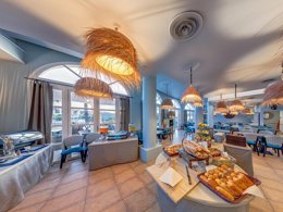 Camping Pas Cher vous présente avec son site Officiel campingpascher.fr, le Village vacances Pierre & Vacances Hôtel De L'Esterel classé 3 étoiles, situé sur la commune de Agay dans le département Var (Provence Alpes Côte D'azur) en France. Le village vacances Pierre & Vacances Hôtel De L'Esterel, vous présente un hébergement de type chambre de 20 m² avec climatisation et télévision. Le village vacances Pierre & Vacances Hôtel De L'Esterel vous propose du lundi 06 avril au lundi 13 avril 2026 pour 7 nuits à 510€. Cette location propose 24 dates différentes pour réserver votre séjour. Découvrez également les 5 autres gammes d'hébergements du village vacances. Parc aquatique, Piscine extérieure, Animation enfants, Club enfants, Aire de jeux enfants, Centre équestre, Court de tennis, Golf, Ping-pong, Pétanque, Terrain de basketball, Terrain de football, Terrain multisports, Tir à l’arc, Buffet, Restaurant, Snack/Bar, Supermarché, Épicerie,... En savoir plus : cliquez-ICI.