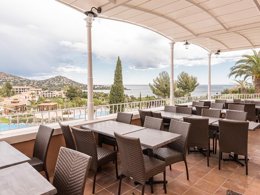 Camping Pas Cher vous présente avec son site Officiel campingpascher.fr, le Village vacances Pierre & Vacances Hôtel De L'Esterel classé 3 étoiles, situé sur la commune de Agay dans le département Var (Provence Alpes Côte D'azur) en France. Le village vacances Pierre & Vacances Hôtel De L'Esterel, vous présente un hébergement de type chambre de 20 m² avec climatisation et télévision. Le village vacances Pierre & Vacances Hôtel De L'Esterel vous propose du lundi 06 avril au lundi 13 avril 2026 pour 7 nuits à 677€. Cette location propose 24 dates différentes pour réserver votre séjour. Découvrez également les 5 autres gammes d'hébergements du village vacances. Parc aquatique, Piscine extérieure, Animation enfants, Club enfants, Aire de jeux enfants, Centre équestre, Court de tennis, Golf, Ping-pong, Pétanque, Terrain de basketball, Terrain de football, Terrain multisports, Tir à l’arc, Buffet, Restaurant, Snack/Bar, Supermarché, Épicerie,... En savoir plus : cliquez-ICI.