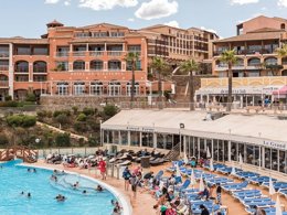 Camping Pas Cher vous présente avec son site Officiel campingpascher.fr, le Village vacances Pierre & Vacances Hôtel De L'Esterel classé 3 étoiles, situé sur la commune de Agay dans le département Var (Provence Alpes Côte D'azur) en France. Le village vacances Pierre & Vacances Hôtel De L'Esterel, vous présente un hébergement de type chambre pour 1 personne avec climatisation et télévision. Le village vacances Pierre & Vacances Hôtel De L'Esterel vous propose du lundi 06 avril au lundi 13 avril 2026 pour 7 nuits à 837€. Cette location propose 24 dates différentes pour réserver votre séjour. Découvrez également les 5 autres gammes d'hébergements du village vacances. Parc aquatique, Piscine extérieure, Animation enfants, Club enfants, Aire de jeux enfants, Centre équestre, Court de tennis, Golf, Ping-pong, Pétanque, Terrain de basketball, Terrain de football, Terrain multisports, Tir à l’arc, Buffet, Restaurant, Snack/Bar, Supermarché, Épicerie,... En savoir plus : cliquez-ICI.