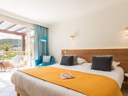 Camping Pas Cher vous présente avec son site Officiel campingpascher.fr, le Village vacances Pierre & Vacances Hôtel De L'Esterel classé 3 étoiles, situé sur la commune de Agay dans le département Var (Provence Alpes Côte D'azur) en France. Le village vacances Pierre & Vacances Hôtel De L'Esterel, vous présente un hébergement de type chambre de 20 m² avec climatisation et télévision. Le village vacances Pierre & Vacances Hôtel De L'Esterel vous propose du lundi 06 avril au lundi 13 avril 2026 pour 7 nuits à 510€. Cette location propose 24 dates différentes pour réserver votre séjour. Découvrez également les 5 autres gammes d'hébergements du village vacances. Parc aquatique, Piscine extérieure, Animation enfants, Club enfants, Aire de jeux enfants, Centre équestre, Court de tennis, Golf, Ping-pong, Pétanque, Terrain de basketball, Terrain de football, Terrain multisports, Tir à l’arc, Buffet, Restaurant, Snack/Bar, Supermarché, Épicerie,... En savoir plus : cliquez-ICI.