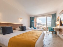 Camping Pas Cher vous présente avec son site Officiel campingpascher.fr, le Village vacances Pierre & Vacances Hôtel De L'Esterel classé 3 étoiles, situé sur la commune de Agay dans le département Var (Provence Alpes Côte D'azur) en France. Le village vacances Pierre & Vacances Hôtel De L'Esterel, vous présente un hébergement de type chambre de 20 m² avec climatisation et télévision. Le village vacances Pierre & Vacances Hôtel De L'Esterel vous propose du lundi 06 avril au lundi 13 avril 2026 pour 7 nuits à 731€. Cette location propose 24 dates différentes pour réserver votre séjour. Découvrez également les 5 autres gammes d'hébergements du village vacances. Parc aquatique, Piscine extérieure, Animation enfants, Club enfants, Aire de jeux enfants, Centre équestre, Court de tennis, Golf, Ping-pong, Pétanque, Terrain de basketball, Terrain de football, Terrain multisports, Tir à l’arc, Buffet, Restaurant, Snack/Bar, Supermarché, Épicerie,... En savoir plus : cliquez-ICI.