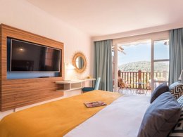 Camping Pas Cher vous présente avec son site Officiel campingpascher.fr, le Village vacances Pierre & Vacances Hôtel De L'Esterel classé 3 étoiles, situé sur la commune de Agay dans le département Var (Provence Alpes Côte D'azur) en France. Le village vacances Pierre & Vacances Hôtel De L'Esterel, vous présente un hébergement de type chambre pour 1 personne avec climatisation et télévision. Le village vacances Pierre & Vacances Hôtel De L'Esterel vous propose du lundi 06 avril au lundi 13 avril 2026 pour 7 nuits à 837€. Cette location propose 24 dates différentes pour réserver votre séjour. Découvrez également les 5 autres gammes d'hébergements du village vacances. Parc aquatique, Piscine extérieure, Animation enfants, Club enfants, Aire de jeux enfants, Centre équestre, Court de tennis, Golf, Ping-pong, Pétanque, Terrain de basketball, Terrain de football, Terrain multisports, Tir à l’arc, Buffet, Restaurant, Snack/Bar, Supermarché, Épicerie,... En savoir plus : cliquez-ICI.