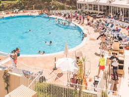 Camping Pas Cher vous présente avec son site Officiel campingpascher.fr, le Village vacances Pierre & Vacances Hôtel De L'Esterel classé 3 étoiles, situé sur la commune de Agay dans le département Var (Provence Alpes Côte D'azur) en France. Le village vacances Pierre & Vacances Hôtel De L'Esterel, vous présente un hébergement de type chambre de 18 m² avec climatisation et télévision. Le village vacances Pierre & Vacances Hôtel De L'Esterel vous propose du vendredi 03 avril au vendredi 10 avril 2026, en promotion à -8% pour 7 nuits à 600 € au lieu de 655 € soit une Économie de 55 €. Cette location propose 24 dates différentes pour réserver votre séjour. Découvrez également les 5 autres gammes d'hébergements du village vacances. Parc aquatique, Piscine extérieure, Animation enfants, Club enfants, Aire de jeux enfants, Centre équestre, Court de tennis, Golf, Ping-pong, Pétanque, Terrain de basketball, Terrain de football, Terrain multisports, Tir à l’arc, Buffet, Restaurant, Snack/Bar, Supermarché, Épicerie,... En savoir plus : cliquez-ICI.