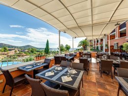 Camping Pas Cher vous présente avec son site Officiel campingpascher.fr, le Village vacances Pierre & Vacances Hôtel De L'Esterel classé 3 étoiles, situé sur la commune de Agay dans le département Var (Provence Alpes Côte D'azur) en France. Le village vacances Pierre & Vacances Hôtel De L'Esterel, vous présente un hébergement de type chambre de 20 m² avec climatisation et télévision. Le village vacances Pierre & Vacances Hôtel De L'Esterel vous propose du lundi 06 avril au lundi 13 avril 2026 pour 7 nuits à 731€. Cette location propose 24 dates différentes pour réserver votre séjour. Découvrez également les 5 autres gammes d'hébergements du village vacances. Parc aquatique, Piscine extérieure, Animation enfants, Club enfants, Aire de jeux enfants, Centre équestre, Court de tennis, Golf, Ping-pong, Pétanque, Terrain de basketball, Terrain de football, Terrain multisports, Tir à l’arc, Buffet, Restaurant, Snack/Bar, Supermarché, Épicerie,... En savoir plus : cliquez-ICI.