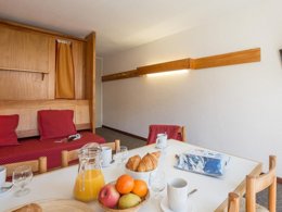 Camping Pas Cher vous présente avec son site Officiel campingpascher.fr, la Résidence Pierre & Vacances Chantemerle classé 3 étoiles, située sur la commune de Saint Chaffrey dans le département Hautes-alpes (Provence Alpes Côte D'azur) en France. La résidence Pierre & Vacances Chantemerle, vous présente un hébergement de type studio de 27 m² pour 1 personne et télévision. La résidence Pierre & Vacances Chantemerle vous propose du lundi 15 juin au lundi 22 juin 2026 pour 7 nuits à 201.6€. Cette location propose 11 dates différentes pour réserver votre séjour. Découvrez également les 3 autres gammes d'hébergements de la résidence. Piscine chauffée, Piscine extérieure, Baby-foot, Ping-pong, Piscine, Pétanque,... En savoir plus : cliquez-ICI.