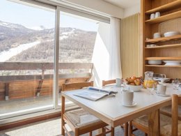 Camping Pas Cher vous présente avec son site Officiel campingpascher.fr, la Résidence Pierre & Vacances Chantemerle classé 3 étoiles, située sur la commune de Saint Chaffrey dans le département Hautes-alpes (Provence Alpes Côte D'azur) en France. La résidence Pierre & Vacances Chantemerle, vous présente un hébergement de type studio de 27 m² pour 1 personne et télévision. La résidence Pierre & Vacances Chantemerle vous propose du sam. 04 avril au sam. 11 avril 2026 pour 7 nuits à 346.5€. Cette location propose 10 dates différentes pour réserver votre séjour. Découvrez également les 3 autres gammes d'hébergements de la résidence. Piscine chauffée, Piscine extérieure, Baby-foot, Ping-pong, Piscine, Pétanque,... En savoir plus : cliquez-ICI.